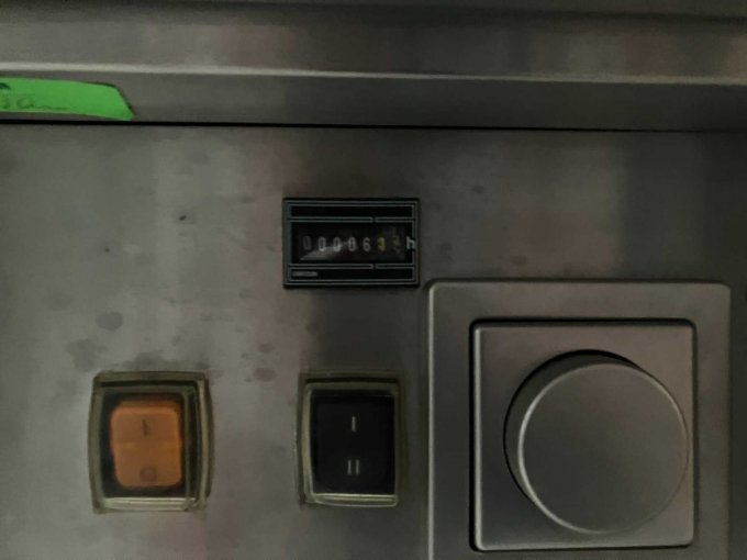 Blick auf Schalter und Betriebsstundenzähler