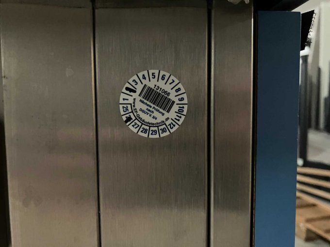 Blick auf Aufkleber nächste Prüfung