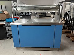 Blick auf Theke Frontansicht
Fußraumblende ist abgewetzt.
Umrandung hat Abnutzungsspuren und Kratzer