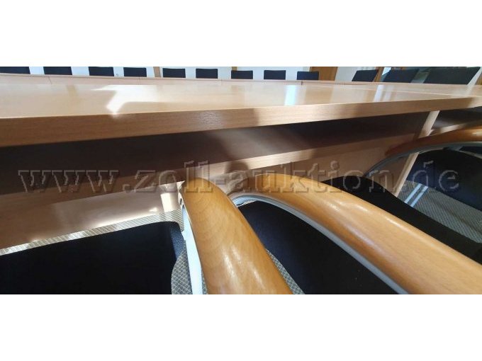 Tischuntersicht mit Ablage