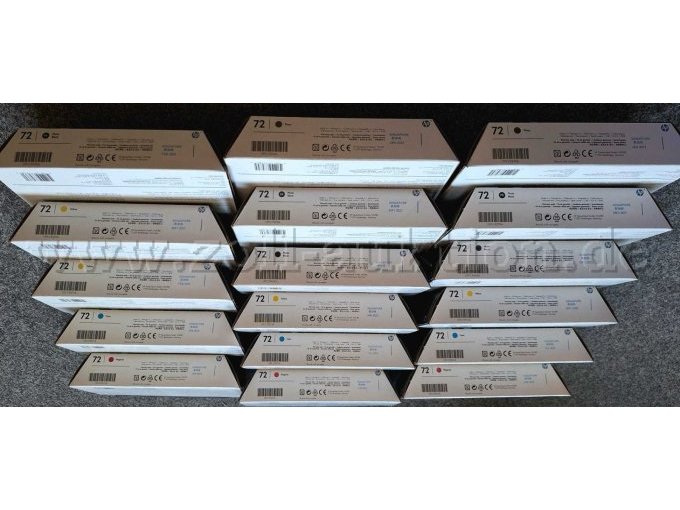 HP Tintenpatrone 72
Rückseite (Lagerdatum)
cyan,magenta,yello,photp black,matt black,gray