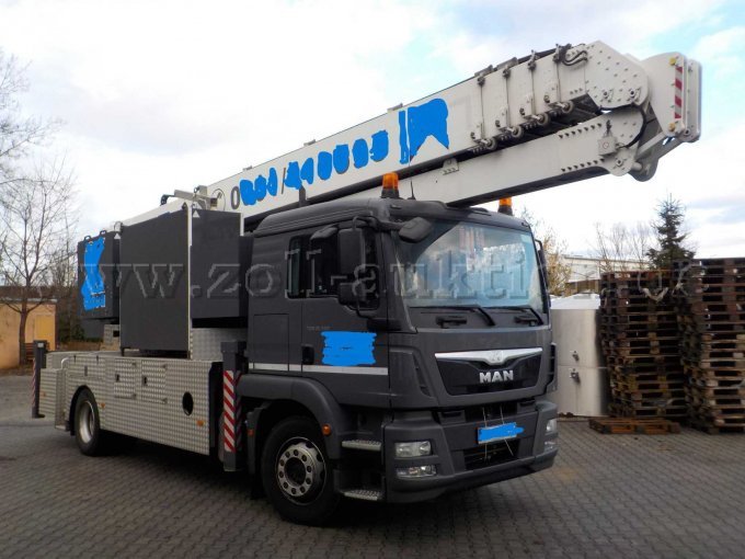 Front- und Seitenansicht Kran LKW