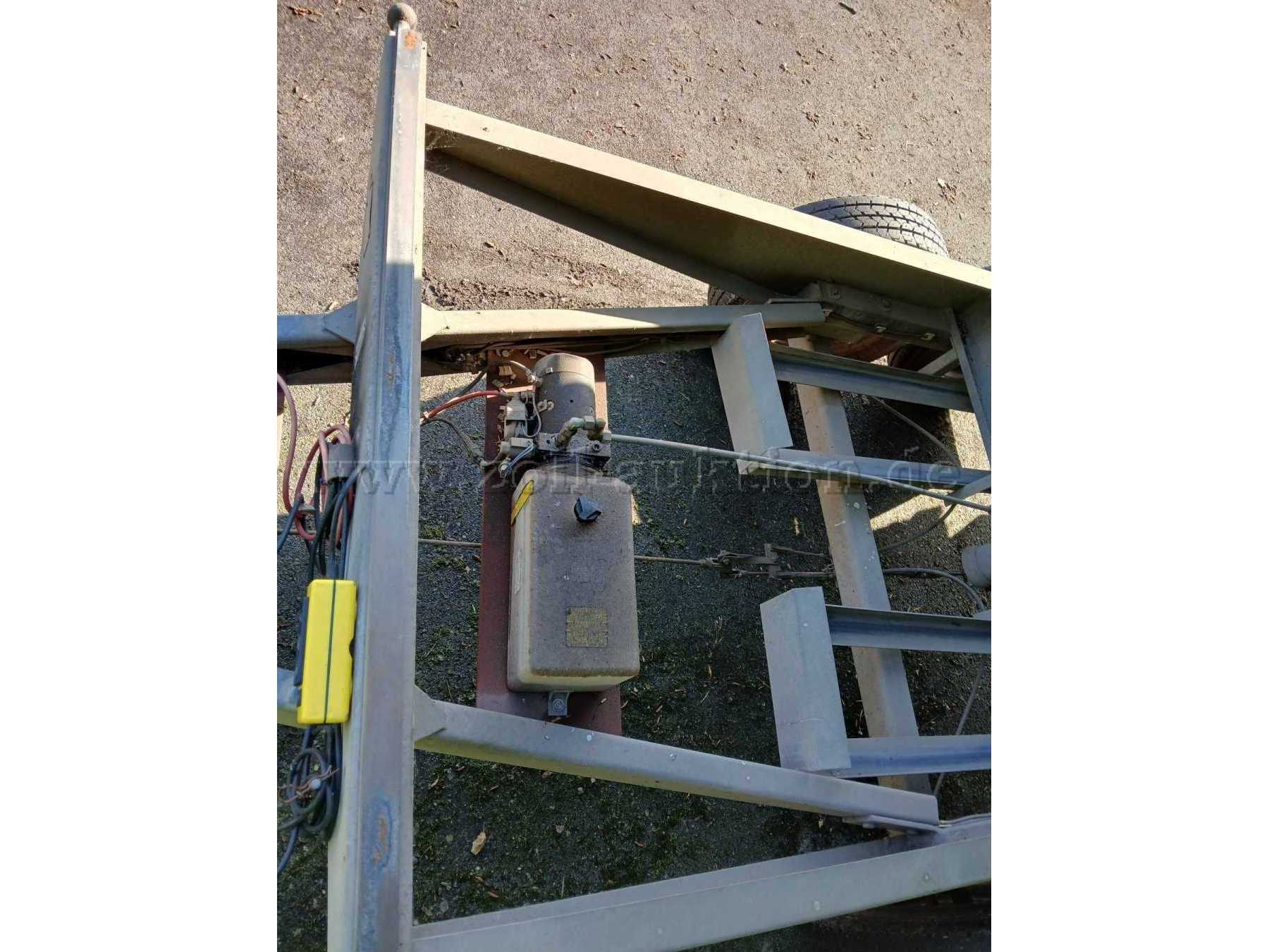 Aufbaurahmen mit der Winde und Batterie