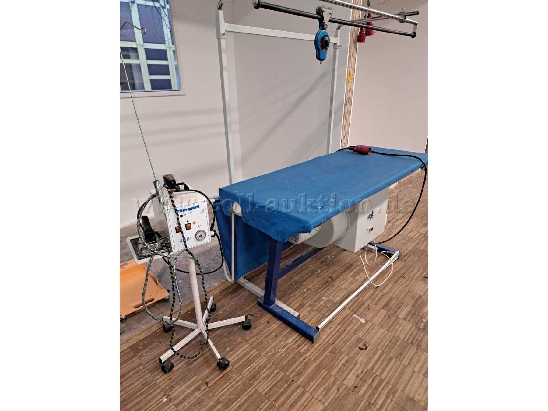 Bügeltisch mit Bügeleisen