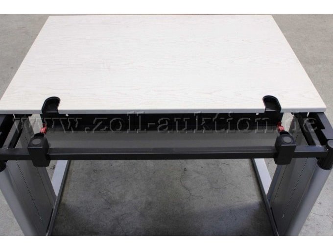 Schreibtisch mit offenem Kabelkanal