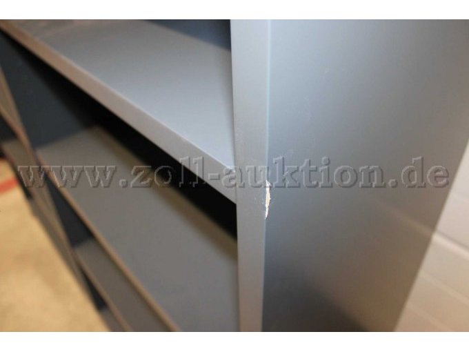 Beschädigung am Büroregal