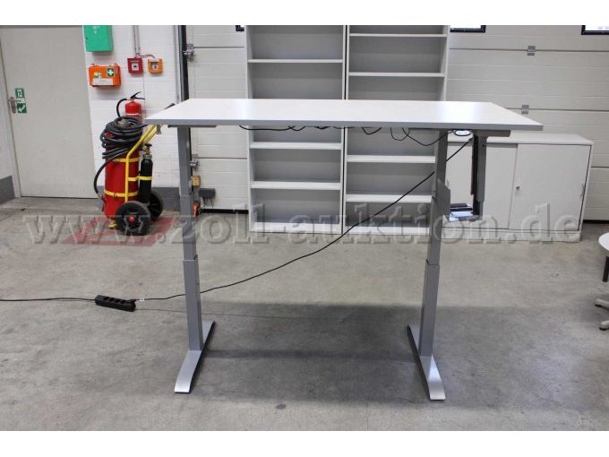 Schreibtisch hochgefahren