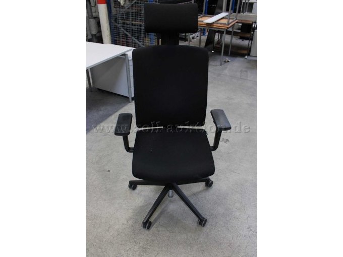 Drehstuhl mit Kopfstütze Frontansicht