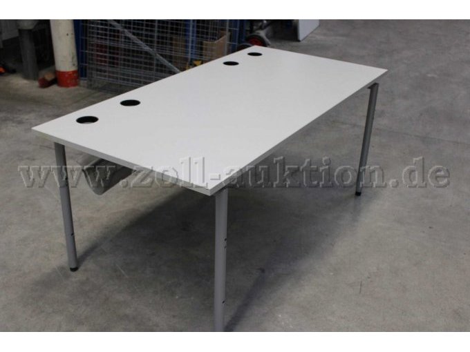 Tisch mit Kabelauslass