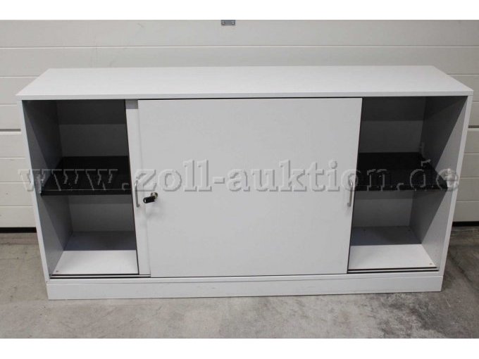 Schiebetürenschrank geöffnet