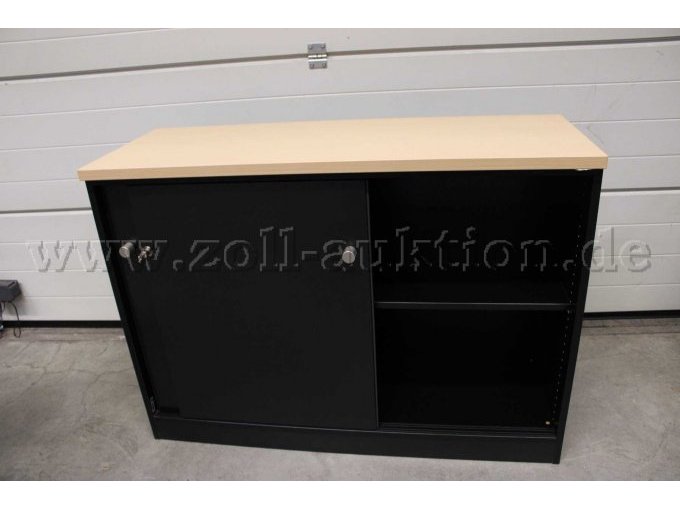 Schiebetürenschrank geöffnet