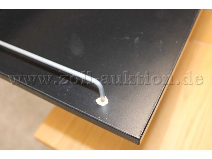 Beschädigung Schreibtischaufbau