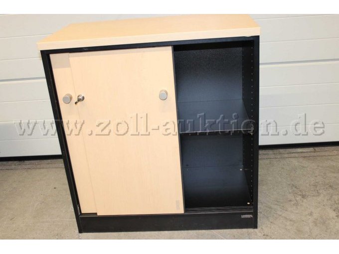 Schiebetürenschrank geöffnet