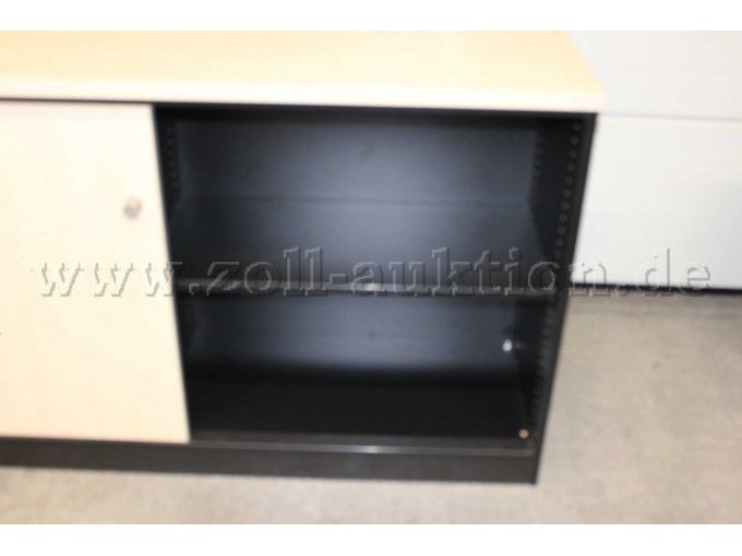 Schiebetürenschrank geöffnet