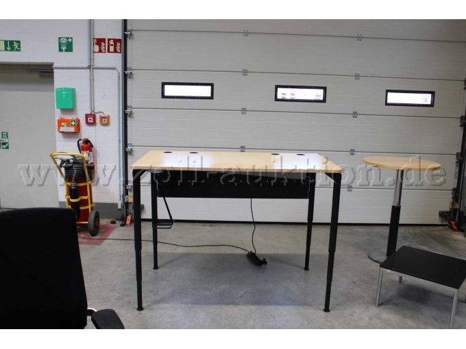 Schreibtisch hochgefahren
