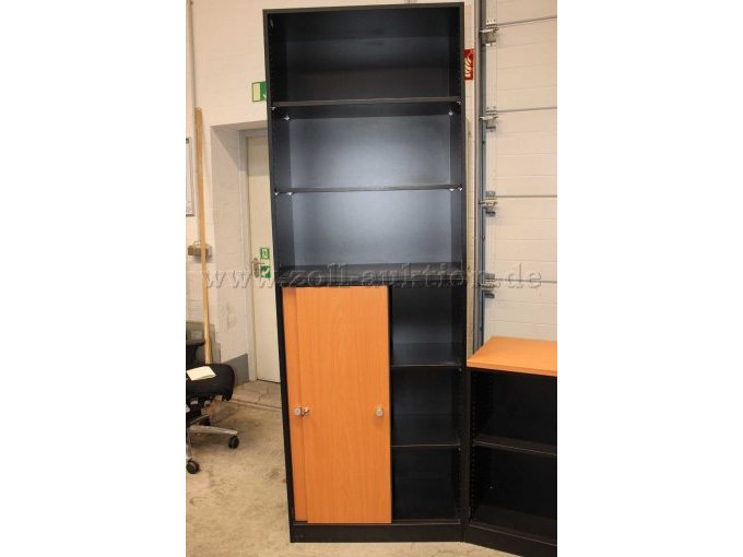 Schiebetürenschrank geöffnet und Regalschrank