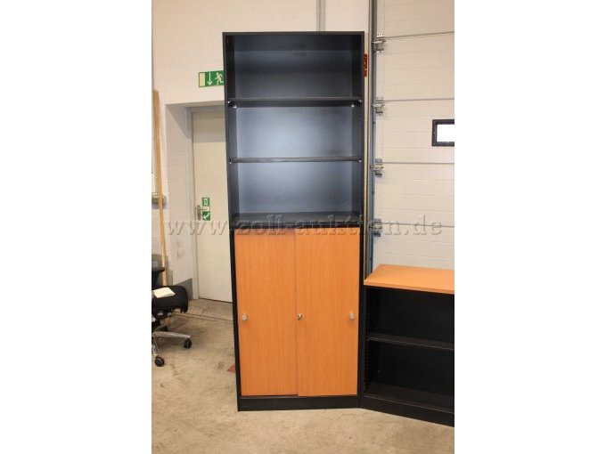 Schiebetürenschrank geschlossen und Regalschrank