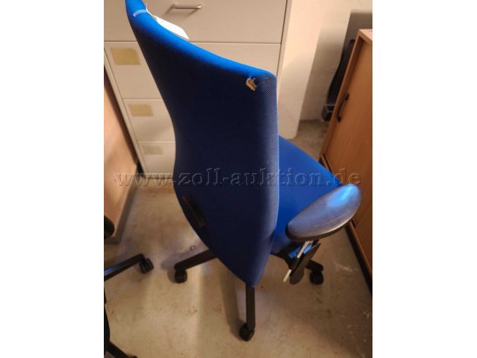 Bürodrehstuhl blau Loch in Stoffbezug Rückenlehne