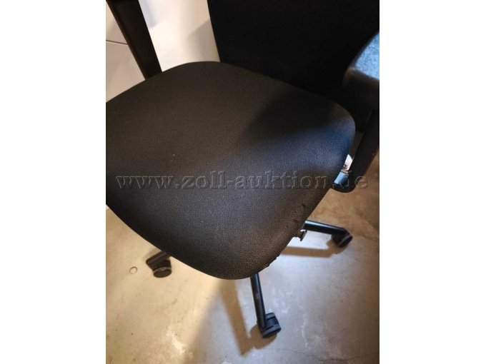 Bürodrehstuhl schwarz Sitzfläche mit Ausfransungen