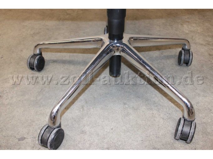 Verchromtes Fußgestell