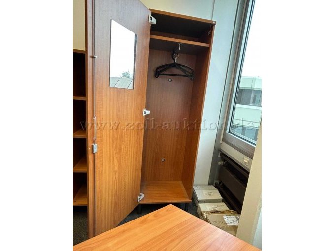 Kleiderschrank offen