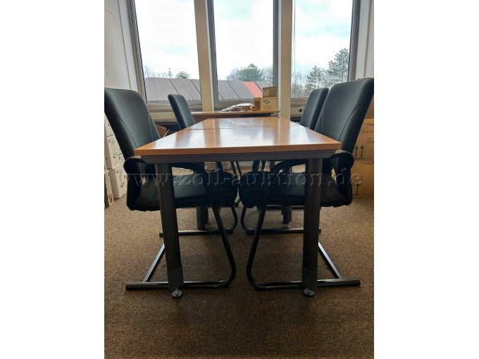 Besuchertisch mit Stühlen