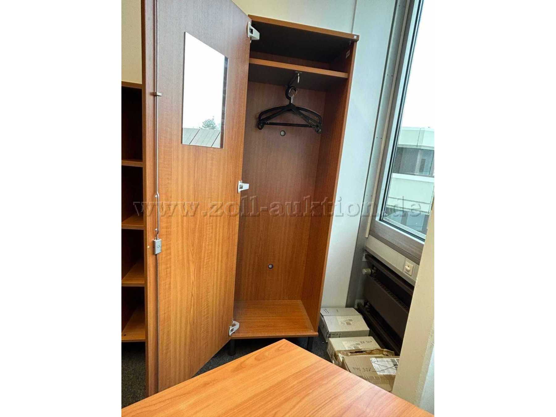 Kleiderschrank offen