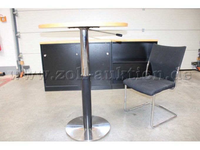 Tisch mit Bedienhebel
