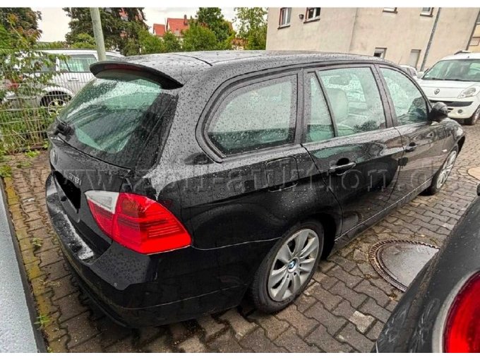 Fahrzeug von hinten rechts