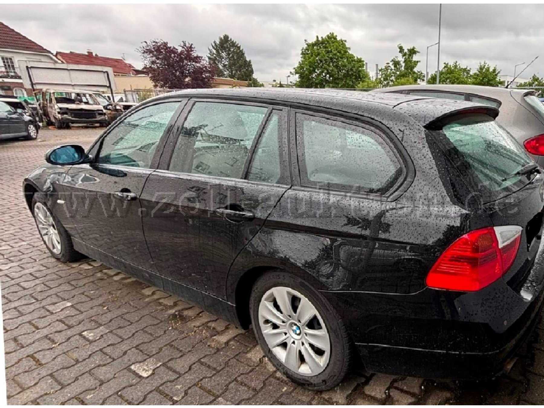 Fahrzeug von hinten links