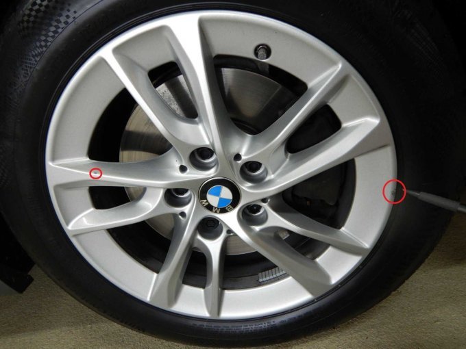 LM-Felge Winterrad vorne rechts: Kleine Beschädigung und Steinschlag