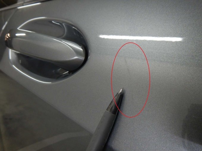 Tür vorne rechts: Kratzer