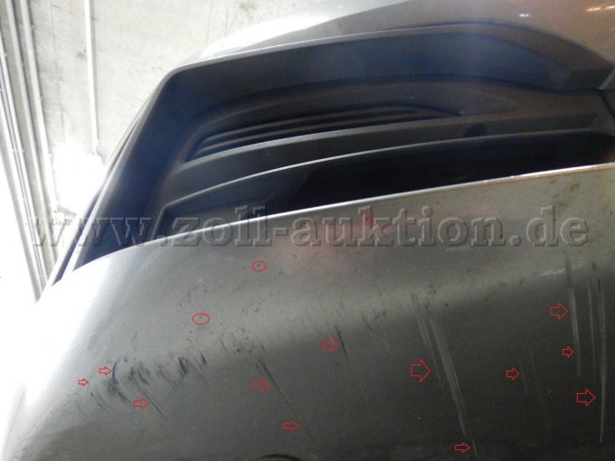 Stoßfänger vorne rechts unten: Kratzer mit Lackbeschädigungen u. Steinschläge