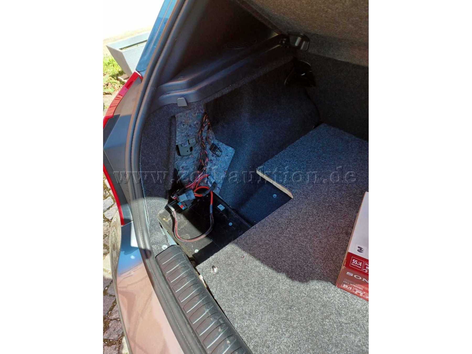 Abdeckung Seitenverkleidung Kofferraum und Kofferraumabdeckung des Boden zerschnitten