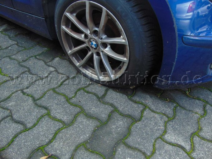 Ansicht Luftleerer Reifen vorne Rechts und Beschädigung Radlauf
