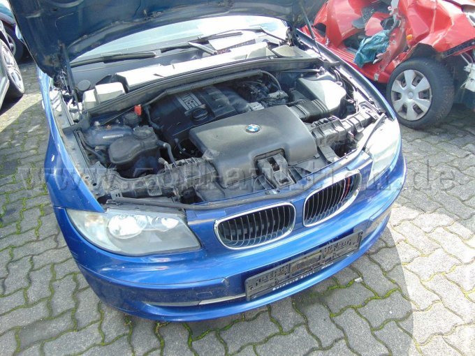 Ansicht mit geöffneter Motorhaube