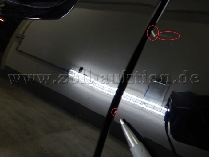 Tür hinten links > Türkante vorn: Kratzer, auch mit Lackbeschädigungen