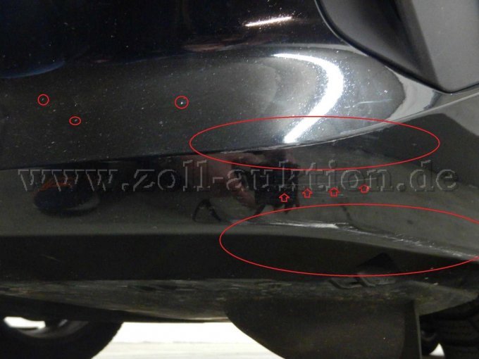 Stoßfänger vorne links außen unten: Kratzer mit Lackbeschädigungen, Steinschläge