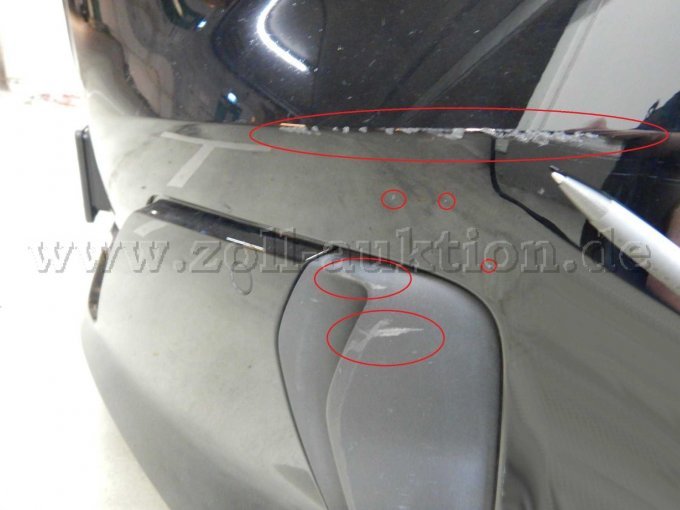 Stoßfänger vorne links außen: Kratzer mit Lackbeschädigungen, Steinschläge