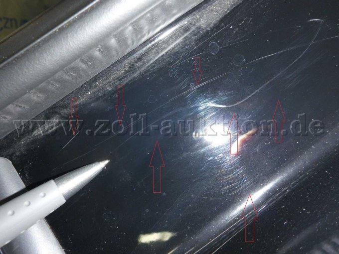 Stoßfänger hinten > Ladekante: Mehrere Kratzer, auch mit Lackbeschädigungen