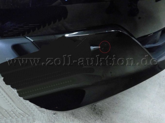 Stoßfänger vorne links und rechts (Frontschürze): Mehrere Kratzer mit Lackbeschädigungen u. Steinschläge