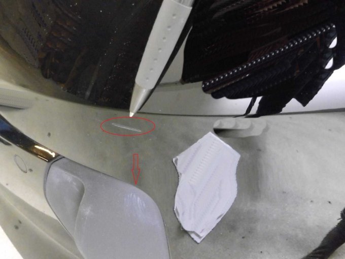 Stoßfänger vorne links: Kratzer mit Lackbeschädigung, Steinschläge und leichte Kratzer in der Kunststoffverkleidung