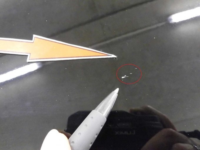 Fahrzeugfront u. Motorhaube: Kratzer und z. T. tiefe Steinschläge