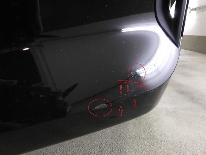 Stoßfänger vorne links und rechts (Frontschürze): Mehrere Kratzer mit Lackbeschädigungen u. Steinschläge