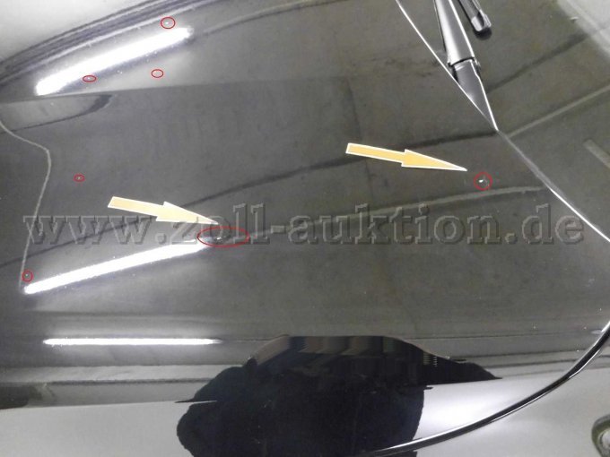 Fahrzeugfront u. Motorhaube: Kratzer und z. T. tiefe Steinschläge