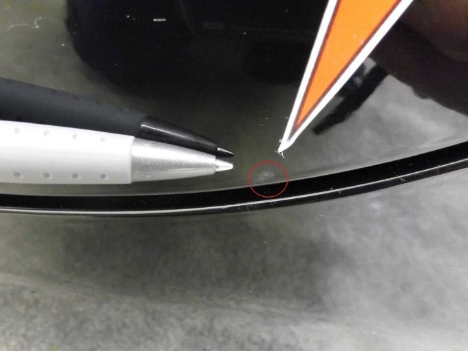 Tür hinten links unten und Türkanten hinten: Kleine Lackbeschädigungen