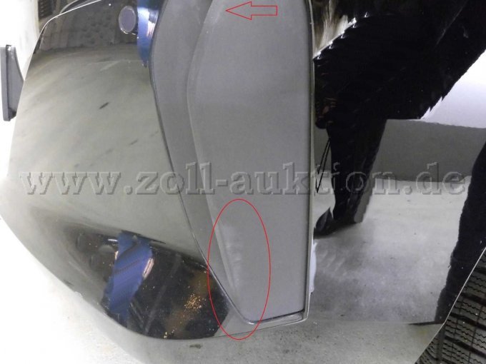 Stoßfänger vorne links: Kratzer mit Lackbeschädigung, Steinschläge und leichte Kratzer in der Kunststoffverkleidung