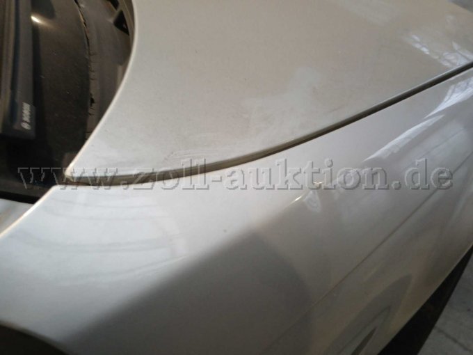 Delle vorne rechts zwischen Spiegel und Reifen