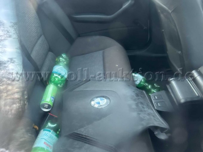 Innenraum hinten mit Motorinnenabdeckung und Pfandflaschen -/Dosen