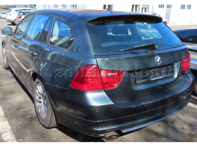 Ansicht diagonal hinten links, Heckklappe korrodiert, Stoßfänger beschädigt